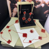 Серьги Van Cleef 2 мотива красные в розовом