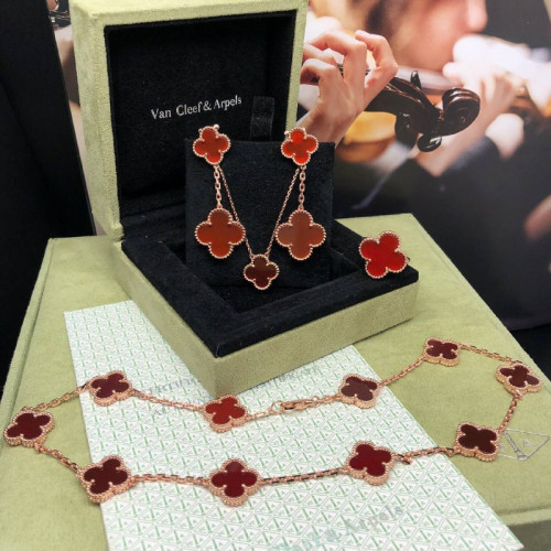 Серьги Van Cleef 2 мотива красные в розовом