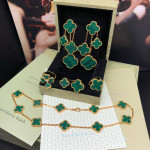 Кольцо Van Cleef 2 мотива зеленое в желтом