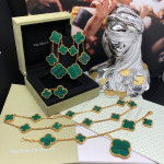 Кольцо Van Cleef 2 мотива зеленое в желтом