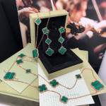 Серьги Van Cleef 3 мотива зеленые в розовом