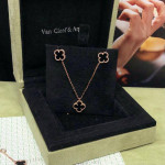 Серьги Alhambra mini агат в розовом золоте 1см