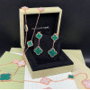 Серьги Van Cleef 2 мотива зеленые в розовом