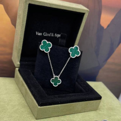 Серьги Van Cleef 1 мотив зеленые в белом
