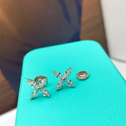 Пусеты Tiffany Victoria белые с камнями