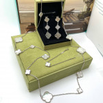 Комплект Van Cleef светлый перламутр (серьги, браслет, колье)