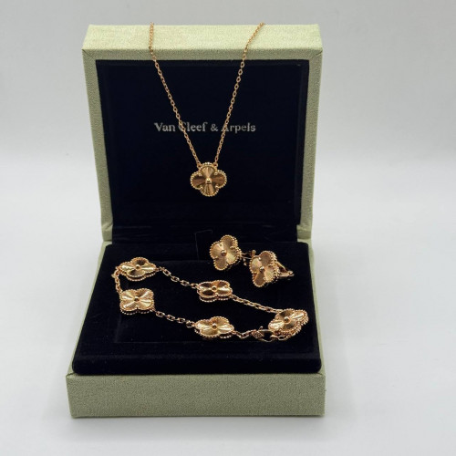 Комплект Van Cleef and Arpels гильоше в розовом