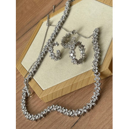 Колье Tiffany Victoria белое с камнями