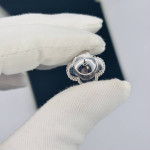 Серьги Van Cleef гвоздики черные в белом