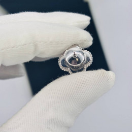Серьги Van Cleef гвоздики черные в белом