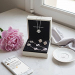 Комплект Van Cleef and Arpels гильоше в белом