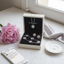 Комплект Van Cleef and Arpels гильоше в белом