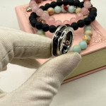 Классическое кольцо BVLGARI тонкое с керамикой