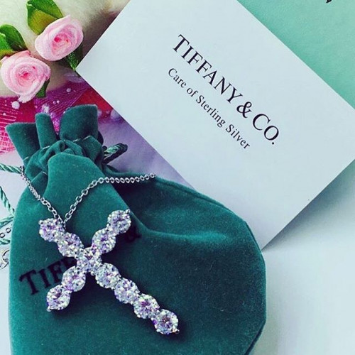 Крестик Tiffany Embrace белый классический с камнями