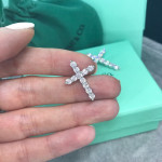 Крестик Tiffany Embrace белый с камнями