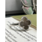 Кольцо Van Cleef 1 мотив темный перламутр в белом